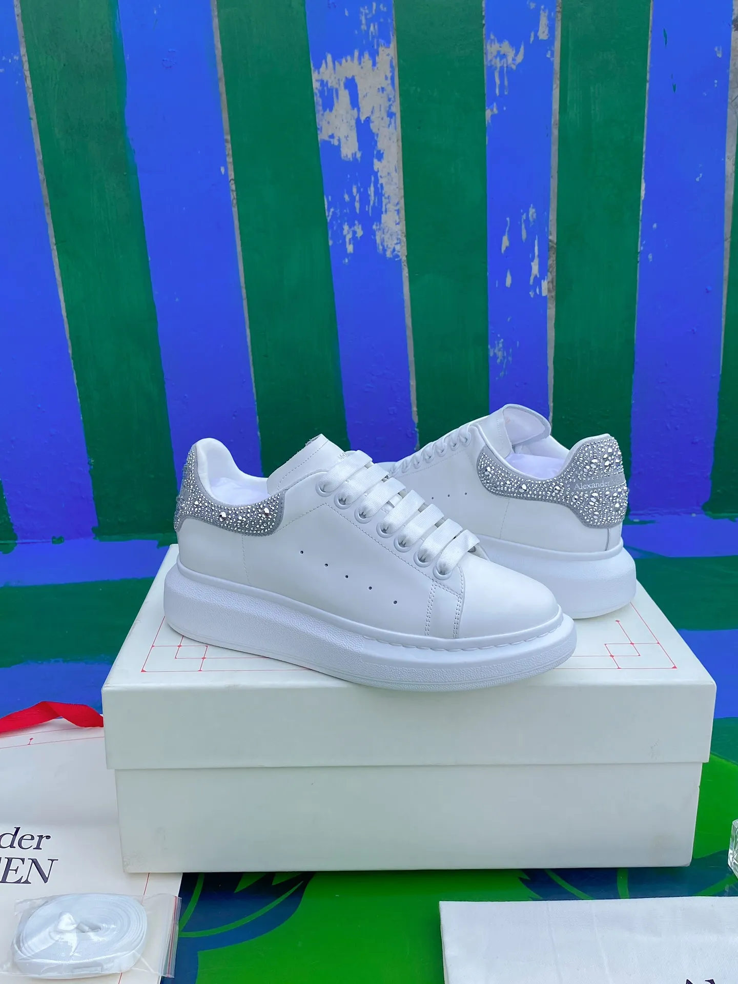 👟👟Ex-factory price 600👟👟 Men's size +10 New model drill tail Women's size 35-40. Male 39-45. The factory has been making goods for a long time. McQueen💥High-quality top version💥📢📢Alexander mcqueen/Classic star popular all-match white shoes have been upgraded, a new generation of last type🌹 last type has been polished hard for a year, and the overall last shape and head shape are 100% consistent with the original (you can go to the counter to compare with the original version for verification) The first 30-year-old senior master made it based on the original version and based on the Asian foot shape 1⃣️:1⃣️. During the foot comfort adjustment period, more than a dozen ladies with different foot types tried it on and repeatedly polished it until it was comfortable for all foot types before finally finalizing the last mold. Basically all colors are made, and the commonly sold colors are in stock, and others are constantly updated... Fabric: Customized original silk top-layer cowhide fabric/roller coating process Inner lining: cowhide lining made of imported leather embryos, mixed sheepskin lining. Feet: imported highly elastic PU foam rebound + cowhide, which is molded in the same way as the original version. It is injection molded without brushing glue. Outsole: exclusive molding of the original version, resistant to yellowing technology (please note that the length and latitude of the outsole of the new version and the new label are different from the old version. Everyone needs to distinguish them, including the head shape)